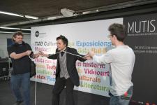 Tres actors en un moment de l'espectacle amb l'estació d'Universitat com a escenari / Miguel Ángel Cuartero Tres actors en un moment de l'espectacle amb l'estació d'Universitat com a escenari / Miguel Ángel Cuartero