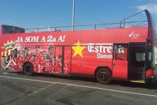 El bus turístic decorat per a la rua del Gimnàstic de Tarragona / Hora Punta