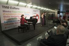 La pianista Anna Crexells acompanyant l’actuació / Pep Herrero