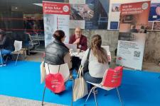 Un dels professionals de RRHH de TMB atenent dues estudiants