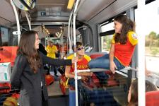 Els esportistes dins el bus solidari / Miguel Ángel Cuartero Els esportistes dins el bus solidari / Miguel Ángel Cuartero