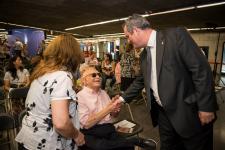 El president de TMB saludant el Joan en la presentació de la campanya "Mou-te per la gent gran" / Pep Herrero
