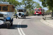 Un moment de la caravana festiva en ple recorregut del 4t ral·li de busos clàssics / Miguel Ángel Cuartero