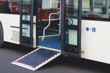 Rampa retràctil per a cadires de rodes en un autobús / Pep Herrero Rampa retràctil per a cadires de rodes en un autobús / Pep Herrero