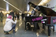 El robot pianista va captar l'atenció de grans i petits, que van immortalitzar el moment / Miguel Ángel Cuartero