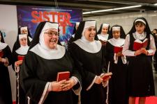 Les monges de Sister Act, actuant a l'estació d'Universitat / Pep Herrero Les monges de Sister Act, actuant a l'estació d'Universitat / Pep Herrero