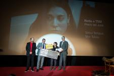 La guanyadora del jurat de la categoria Roda a TMB recollint el premi / Pep Herrero La guanyadora del jurat de la categoria Roda a TMB recollint el premi / Pep Herrero