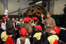 Activitat educativa a la sala de màquines del Funicular / Pep Herrero