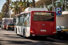 El bus elèctric transporta passatgers cada dia a la línia 45 / Pep Herrero