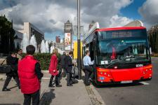 Autobús del servei de connexió entre recintes firals, davant del Palau 8 / Pep Herrero