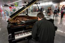 Un jove pianista tocant el piano de mitja cua instal·lat a Diagonal / Pep Herrero