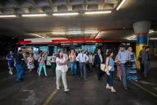 Arribada dels participants al centre operatiu d'Horta en un Iveco híbrid / Pep Herreroo Arribada dels participants al centre operatiu d'Horta en un Iveco híbrid / Pep Herrero