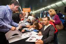 Alguns dels famosos que han participat en el calendari el van signar també a l'estació de Diagonal / Pep Herrero