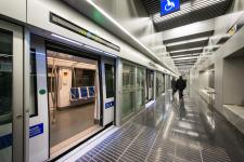 Andana de l'estació Aeroport T1 amb el tren de prova aturat / Pep Herrero Andana de l'estació Aeroport T1 amb el tren de prova aturat / Pep Herrero
