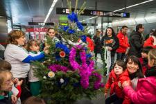 I un cop fets els guarniments, toca decorar l'arbre / Pep Herrero