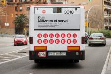 Un dels autobusos que mostren els missatges de la campanya de comunicació / Pep Herrero