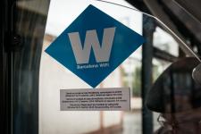 Senyalització interior d'un dels autobusos que ofereixen wifi en proves / Pep Herrero