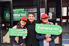 Rosa Alarcón, Presidenta de TMB i dos dels nens l'escola Joaquim Ruyra / P. Herrero