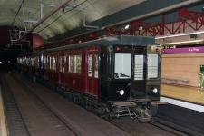 El tren de la sèrie 300 restaurat amb els colors originals / Arxiu TMB