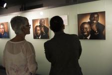 Cañadas i Pestaña visitant l'exposició sobre els defensors / M. Á. Cuartero