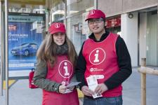 Marta Pérez i Kevin Arguzón ahir a la parada de l'avinguda Icària / M.Á. Cuartero