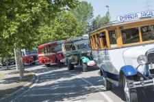 La caravana d'autobusos d'època fent camí cap a Caldes / M. Á. Cuartero