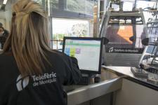 Una treballadora del Telefèric venent un bitllet a un usuari / Miguel Ángel Cuartero