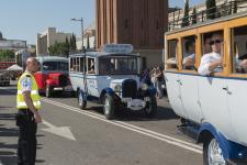 La caravana de vehicles centenaris va atraure les mirades dels assistents / Miguel Ángel Cuartero