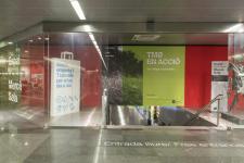 Entrada a l'Espai Mercè Sala vestida amb la imatge de la nova exposició "TMB en acció. Un viatge sostenible", Miguel Ángel Cuartero