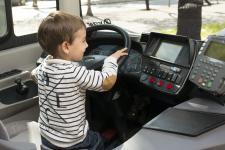 Un jove "conductor" al volant de l'autobús 100% elèctric I2E del projecte ZeEUS / M. Á. Cuartero