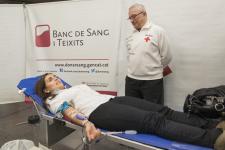 Voluntaris de la Creu Roja col·laboren en la donació / M. A. Cuartero