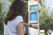 Una usuària consultant el temps de pas del proper autobús a l'app de TMB des del rellotge / Miguel Ángel Cuartero Una usuària consultant el temps de pas del proper autobús a l'app de TMB des del rellotge / Miguel Ángel Cuartero