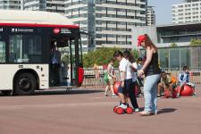 Un nen provant diferents modalitats de transport durant la sessió / Miguel Àngel Cuartero