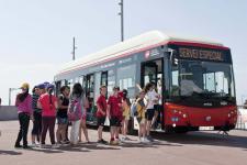 Nens i nenes pujant al bus per començar el taller 'Coneixes el teu bus?' / Miguel Àngel Cuartero