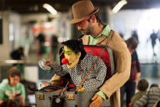 L'Errabundo Pelele fotografiant somriures durant l'activitat al metro / Pep Herrero. L'Errabundo Pelele fotografiant somriures durant l'activitat al metro / Pep Herrero.