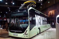 El Volvo 7900 Electric equipat amb pantògraf per a la càrrega / Enrique Cepeda